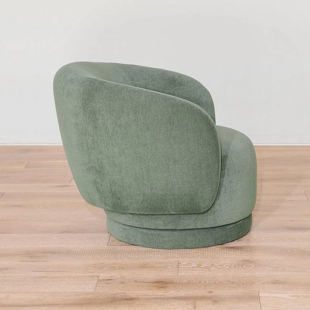 Une chaise ronde en velours qui se balance doucement