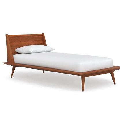 Lit suspendu en bois massif texturé