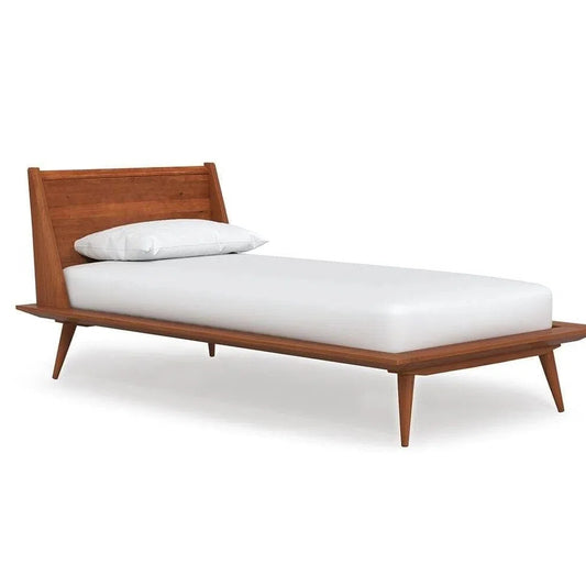 Lit suspendu en bois massif texturé