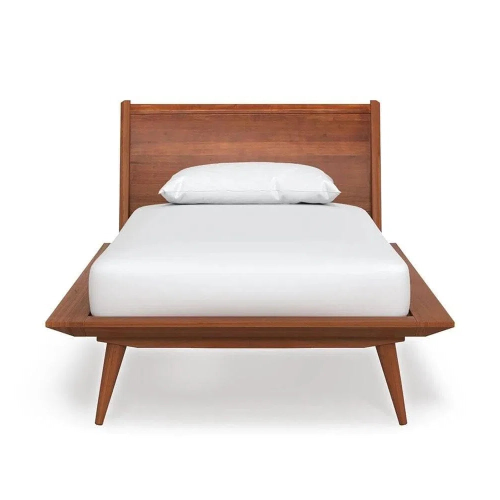 Lit suspendu en bois massif texturé