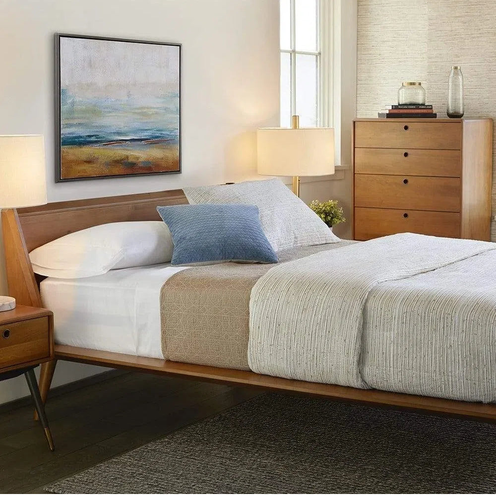 Lit suspendu en bois massif texturé