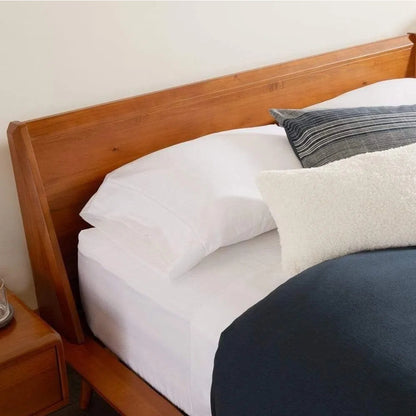 Lit suspendu en bois massif texturé