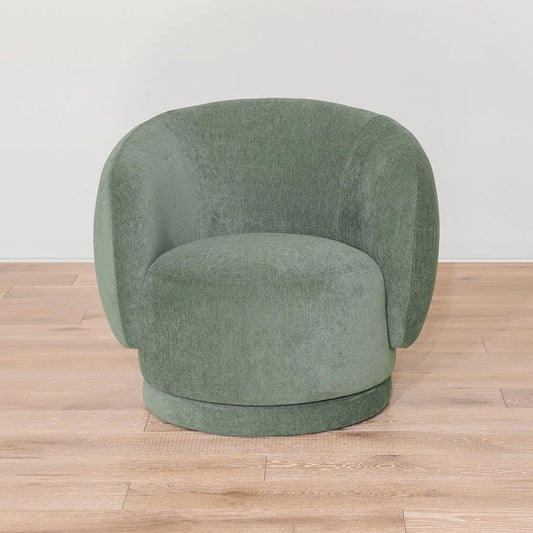 Une chaise ronde en velours qui se balance doucement